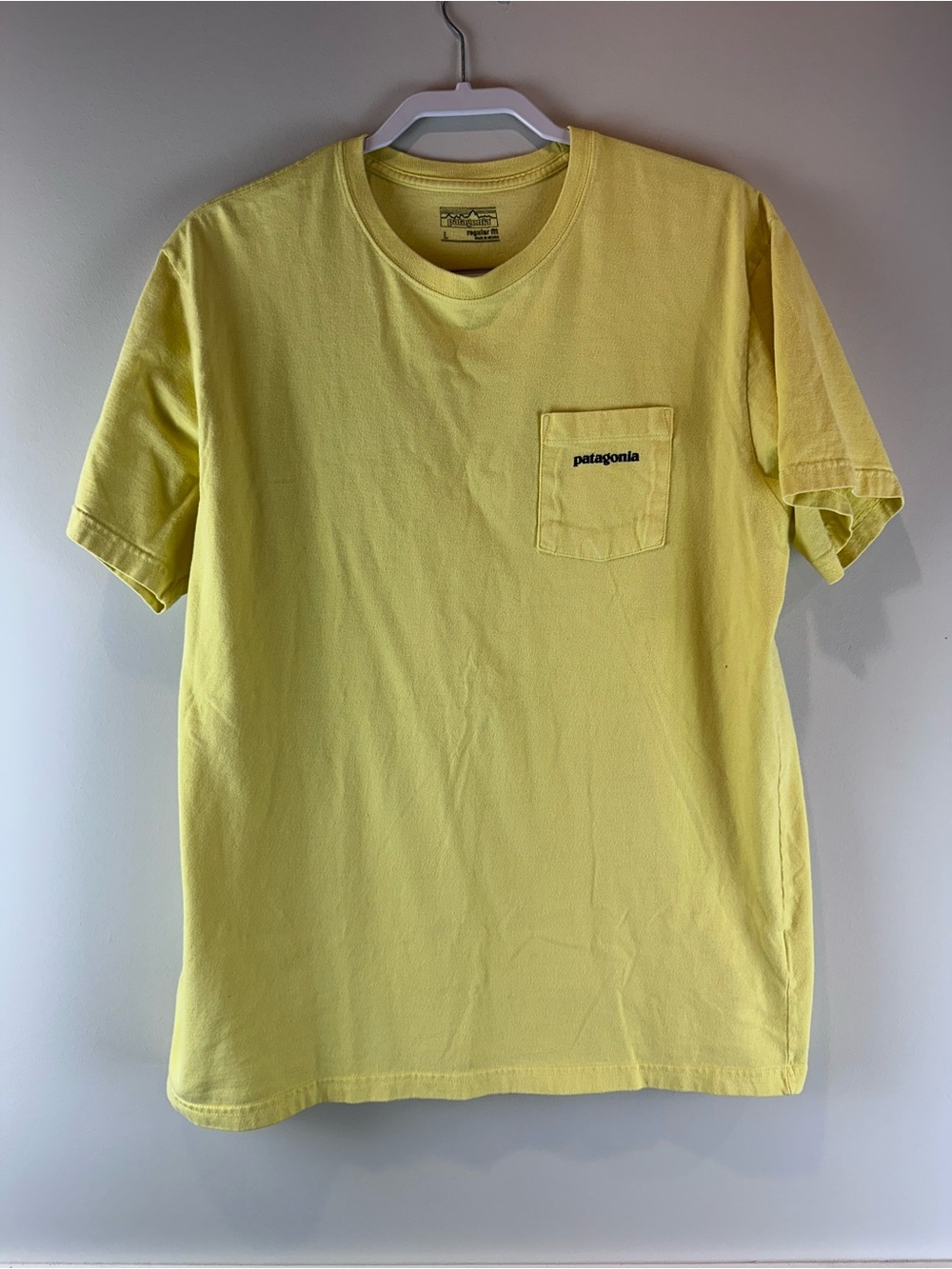 Patagonia Men’s Yellow P-6 Logo Pocket Short Sleeve Tee Shirt Size Large